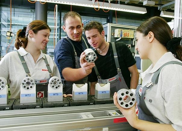 In der Ausbildung legt Bosch neben einem fundierten theoretischen Wissen auch grossen Wert auf ausgeprägten Teamgeist.